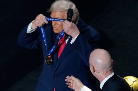 नोबेल तो नहीं... मगर ट्रंप को मिला शांति पुरस्कार, इतने खुश हुए...खुद ही उठाकर पहन लिया