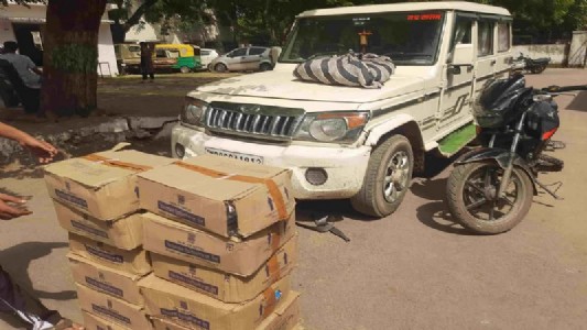 मुरैना में 4.37 लाख की अवैध शराब पकड़ी: मिनी ट्रक में 170 पेटी देसी शराब पुलिस को देखते ही तस्कर अंधेरे में फरार