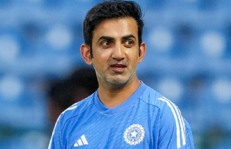 गौतम गंभीर को पुराने साथी आकाश चोपड़ा की नसीहत-“इतनी लड़ाइयाँ मत लो, लोग गिरने का इंतज़ार करेंगे”