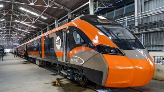 पटना-दिल्ली में दौड़ेगी देश की पहली स्लीपर वंदे भारत एक्सप्रेस: तेजस की रफ्तार, राजधानी जैसा आराम, हाई‑टेक सुविधाओं का तड़का!