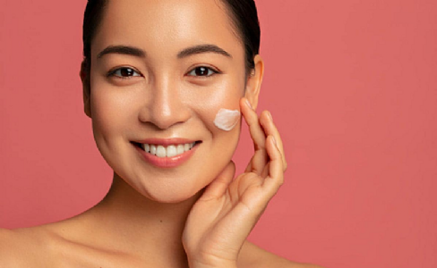 रात को सोते समय चेहरे पर क्या लगाएं? इस रामबाण नुस्खे से मिलेगा नैचुरल ग्लो