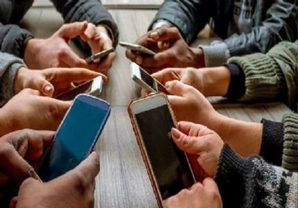 स्क्रीन के उजाले में बुझती युवा संवेदनाएं