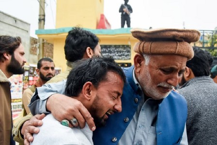 Pakistan: दौड़ते हुए आया हमलावर, गोलियां चलीं.... फिर इमामबाड़े में गूंजा धमाका... चश्मदीदों ने सुनाई ब्लास्ट की दास्तान