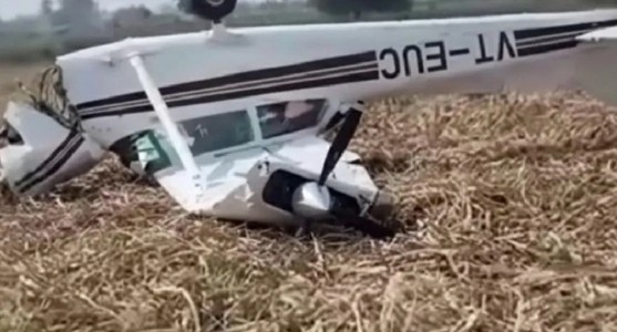 कर्नाटक के विजयपुरा में निजी जेट हादसा, खेत में गिरा विमान; दो लोग गंभीर रूप से घायल, तकनीकी खराबी की आशंका